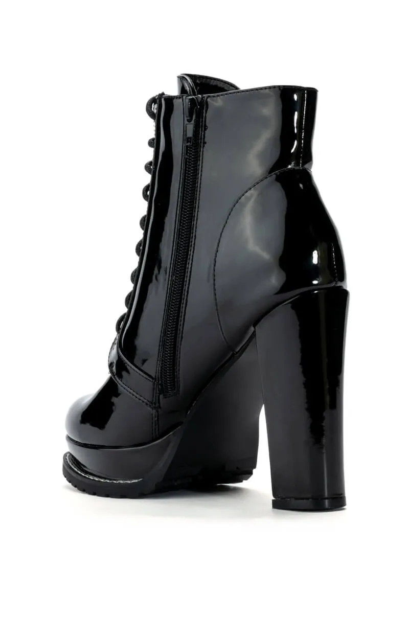 AZALEA WANG FREDDIE CHUNKY LACE UP BOOTIE IN BLACK